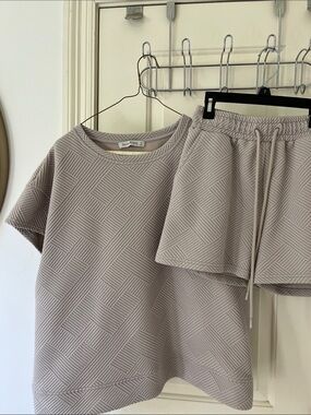 Women’s Quilted Drawstring Athletic Shorts in Taupe - Unbranded